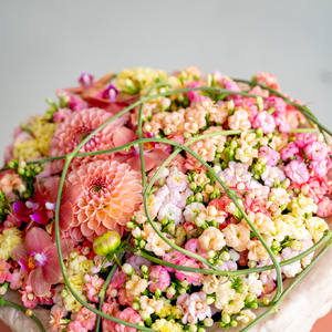 This piece is made in a bowl of candle wax. In addition to Kalanchoe Soraya Cream, Soft Pink, Dark Pink, Cherry and Salmon, Passiflora tendrils, Dahlia and Phalaenopsis were also used.