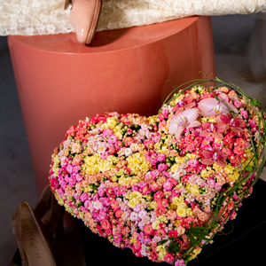 This piece is made in a bowl of candle wax. In addition to Kalanchoe Soraya Cream, Soft Pink, Dark Pink, Cherry and Salmon, Passiflora tendrils, Dahlia and Phalaenopsis were also used.