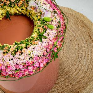 This piece is made in a bowl of candle wax. In addition to Kalanchoe Soraya Cream, Soft Pink, Dark Pink, Cherry and Salmon, Passiflora tendrils, Dahlia and Phalaenopsis were also used.